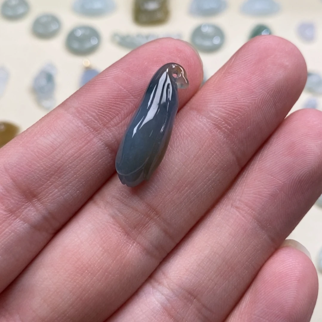 露***酱翡翠未镶嵌颈饰玉兰花