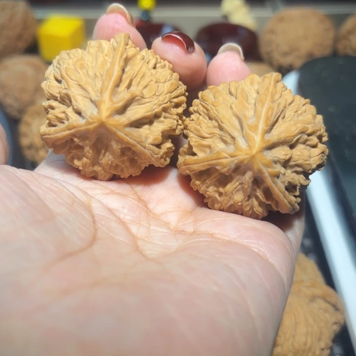 文玩核桃吊坠39文山正奔三棱