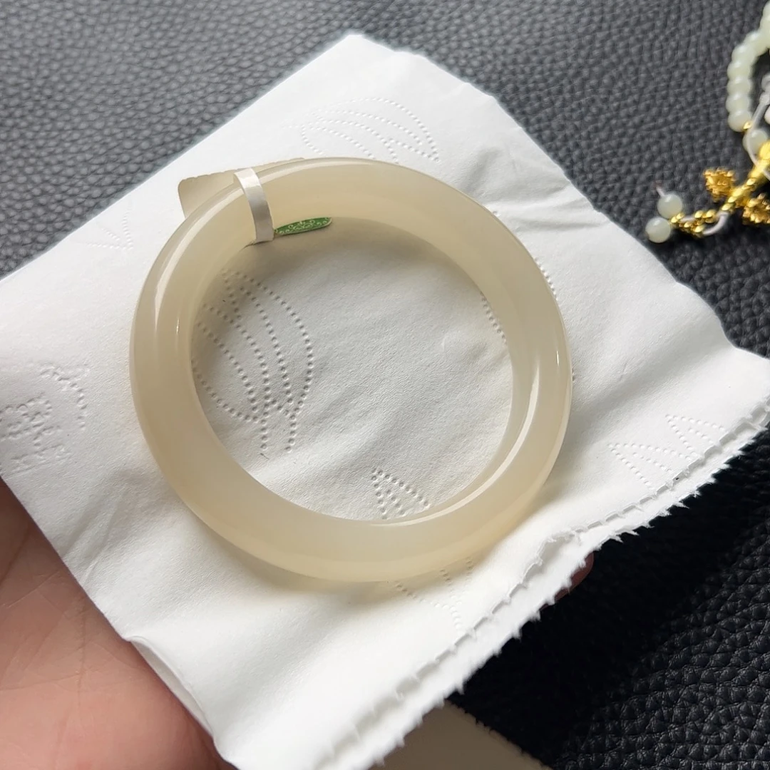 和田玉未镶嵌手镯