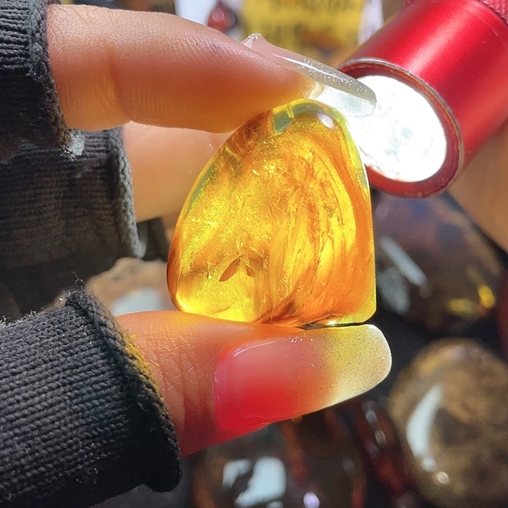 琥珀裸石未镶嵌？