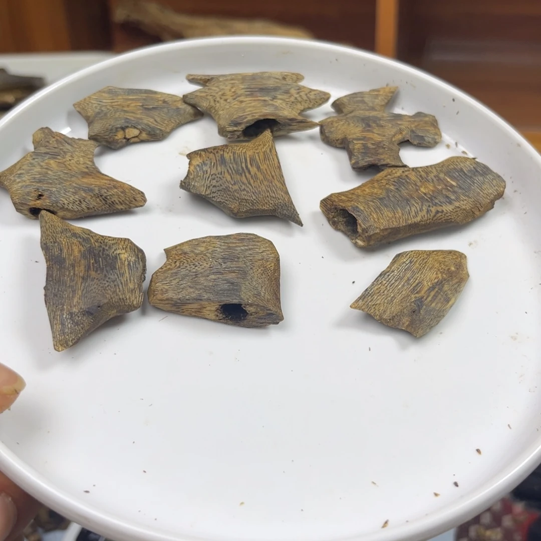 沉香碎屑沉香红骨凹身32克