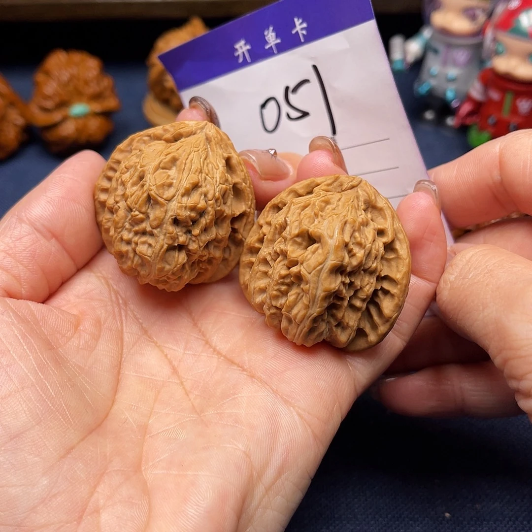 文玩核桃吊坠白狮子38