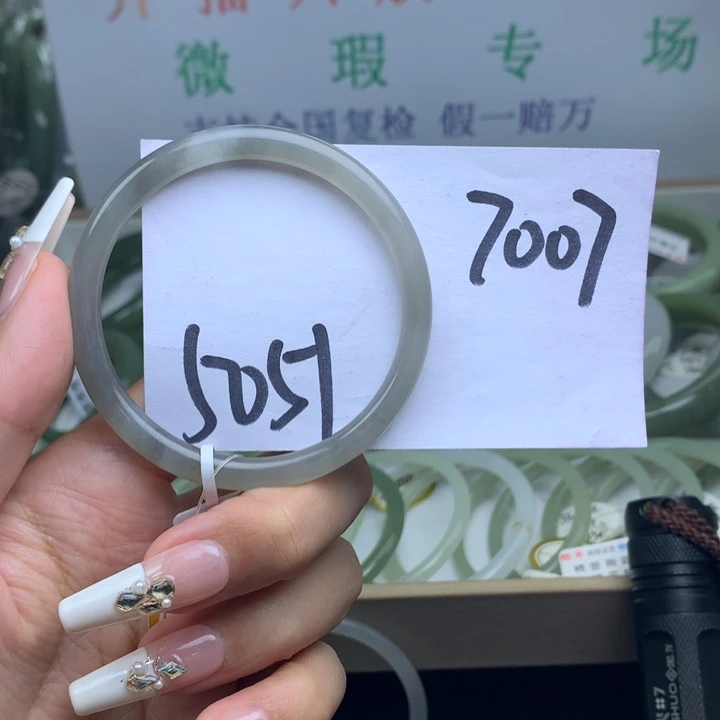 菠****和田玉手镯未镶嵌