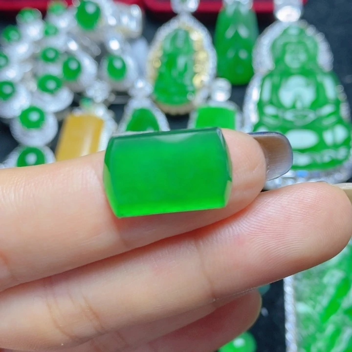 翡翠足银镶嵌挂件马鞍