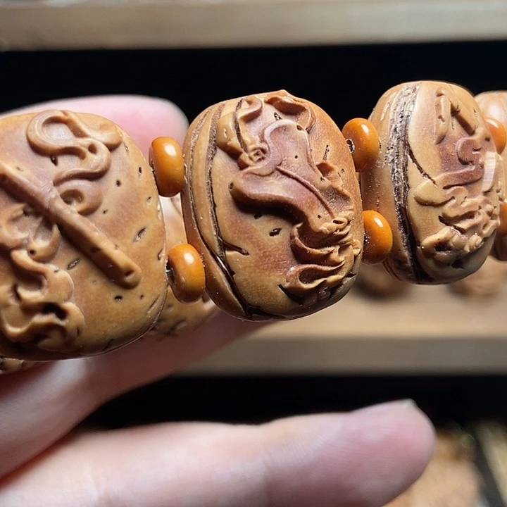 桃核浮雕暗八仙手牌