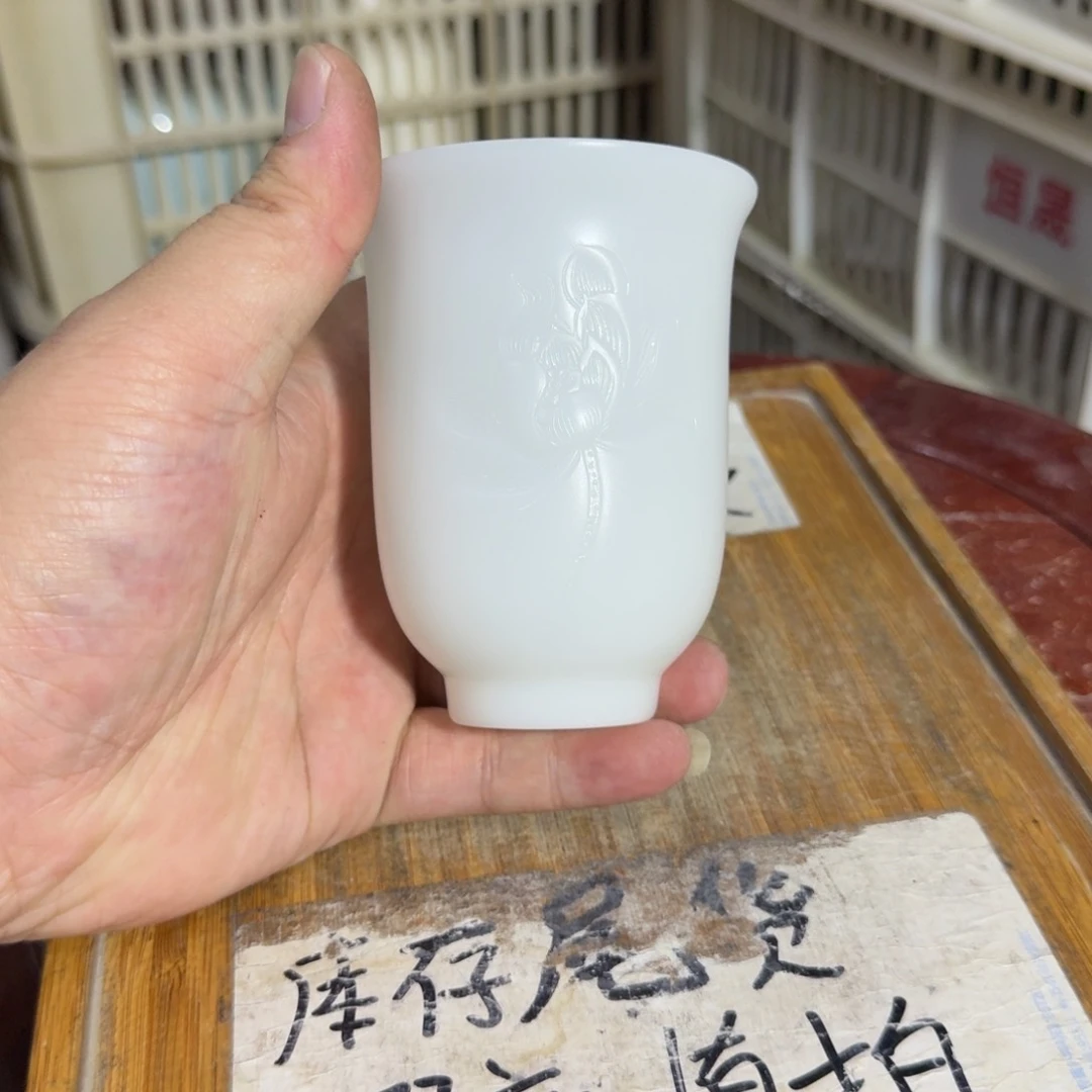 微瑕疵介意勿拍陶瓷器皿J457哑光，略有微瑕疵。无缺口