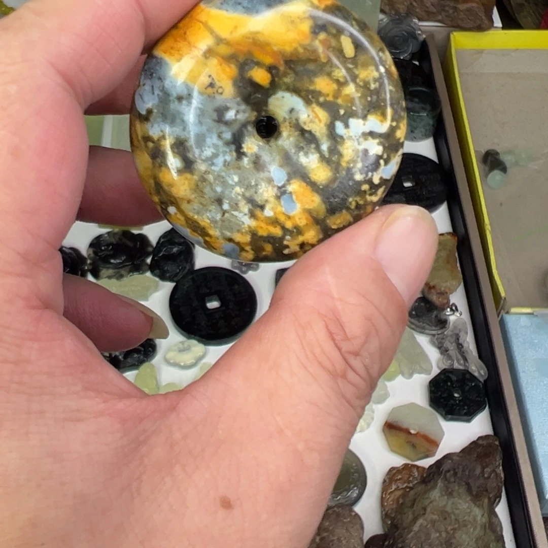 莫***求岫玉未镶嵌颈饰顶级地球蓝