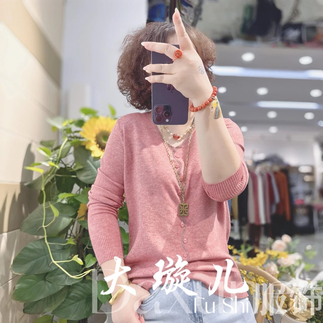 【优品秋见】2025冬季新款精品V领百搭显瘦精纺细针织保暖上衣