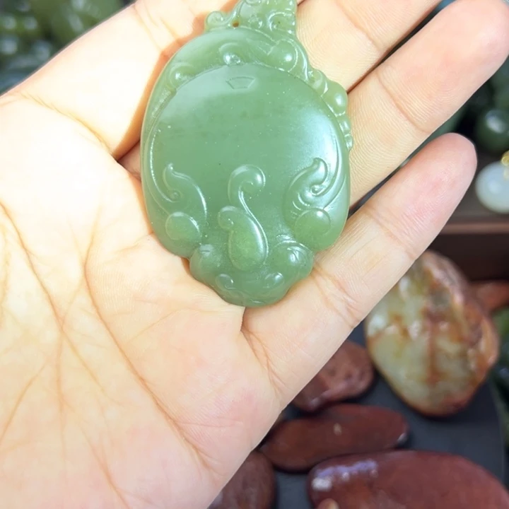 未镶嵌岫岩老玉（透闪石质玉）挂件