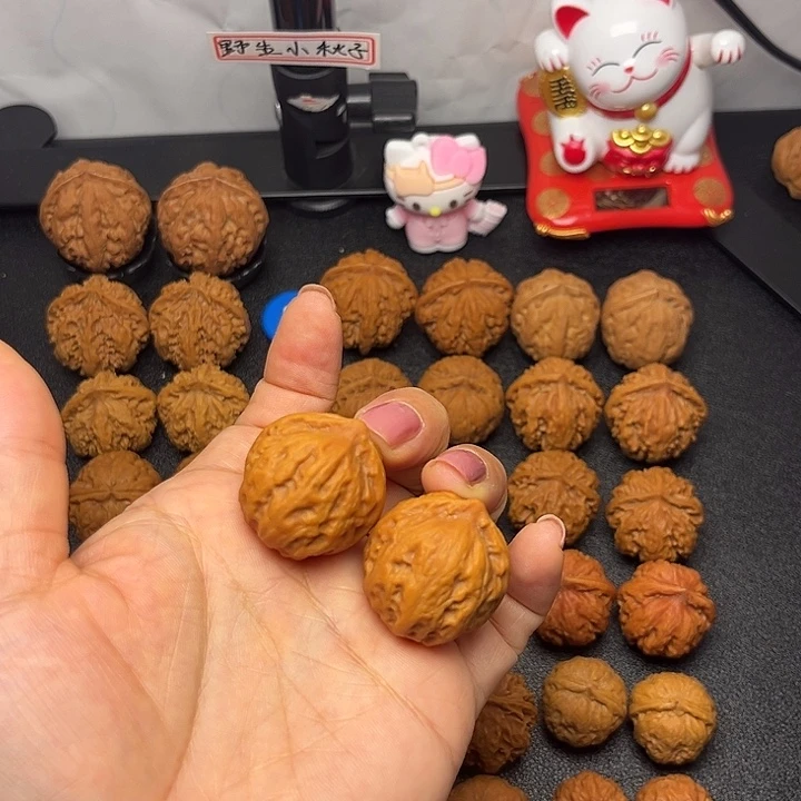 文玩核桃把件健****～小手捻小龙珠