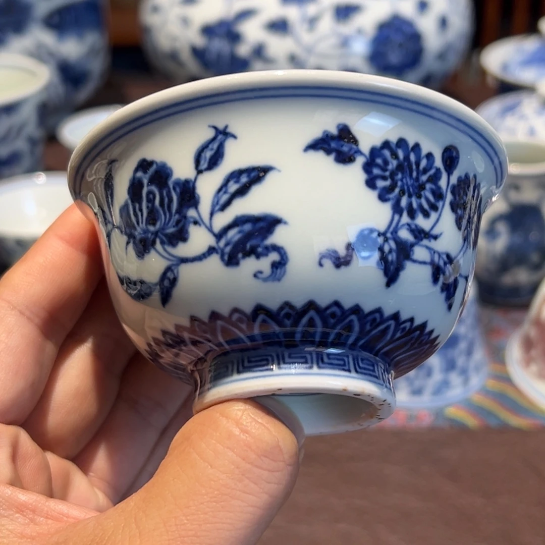 精品青花花卉压手杯口径约9.3厘米