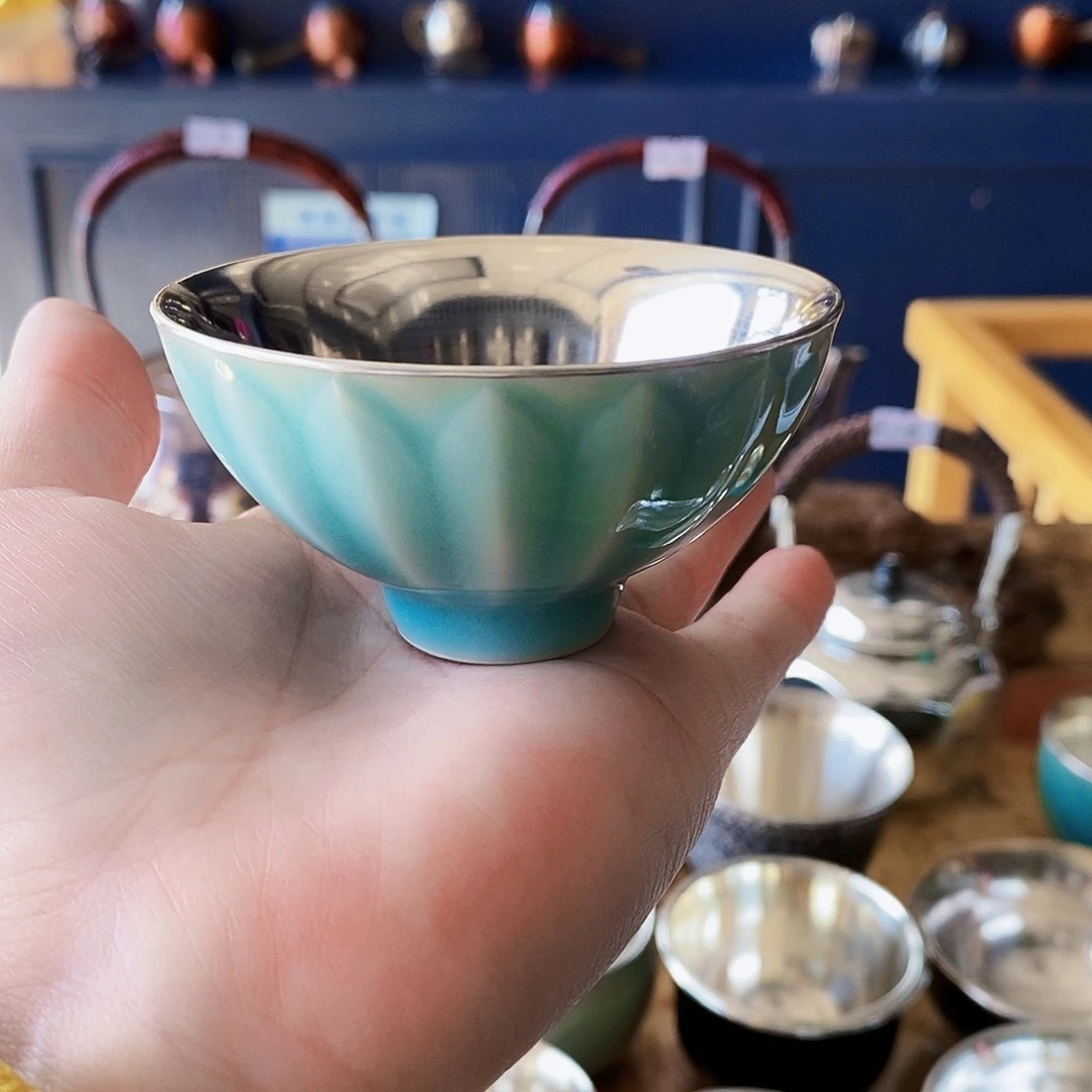 杯子内胆是足银的外壳是瓷器