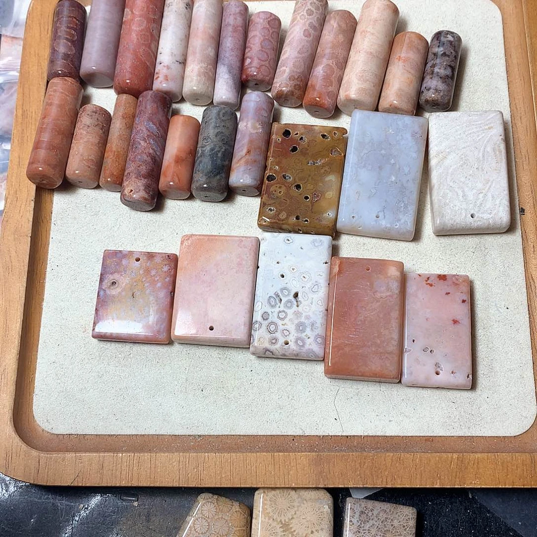 石英质玉颈饰未镶嵌粉*点