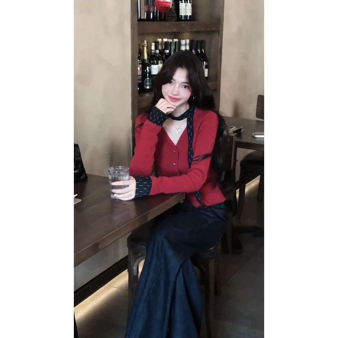 MARIE.COCO秋季新款复古设计感V领针织上衣女高腰牛仔裤时尚套装