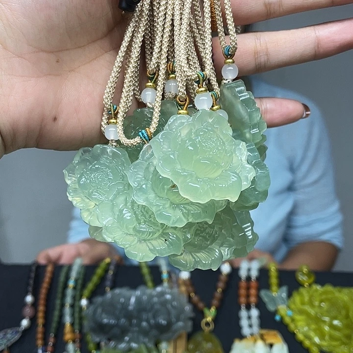 蛇纹石玉未镶嵌颈饰