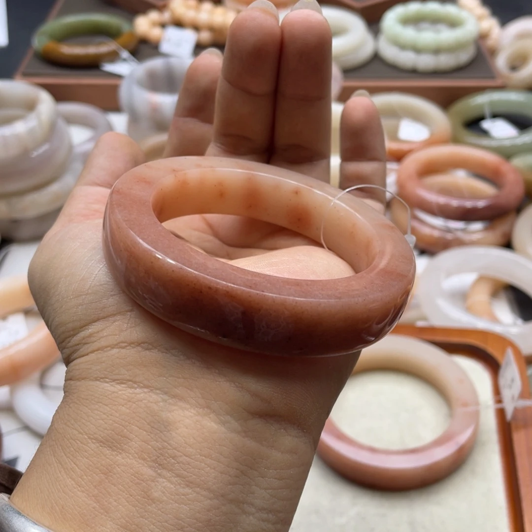 牛***石英岩玉未镶嵌手镯