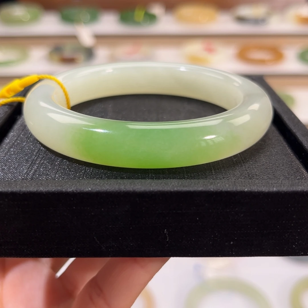 和田玉未镶嵌手镯一口翠 艳翠