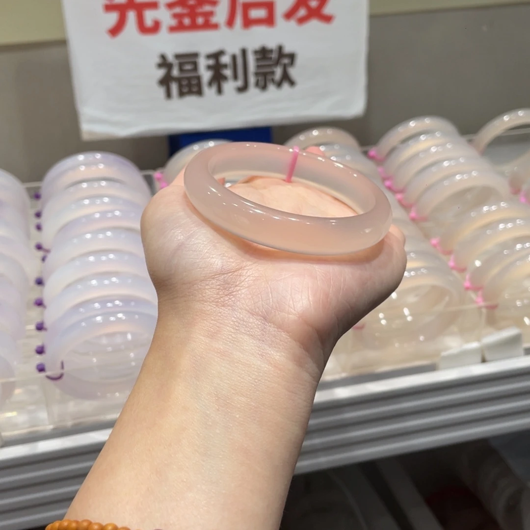 D***栋手镯玛瑙/玉髓未镶嵌56