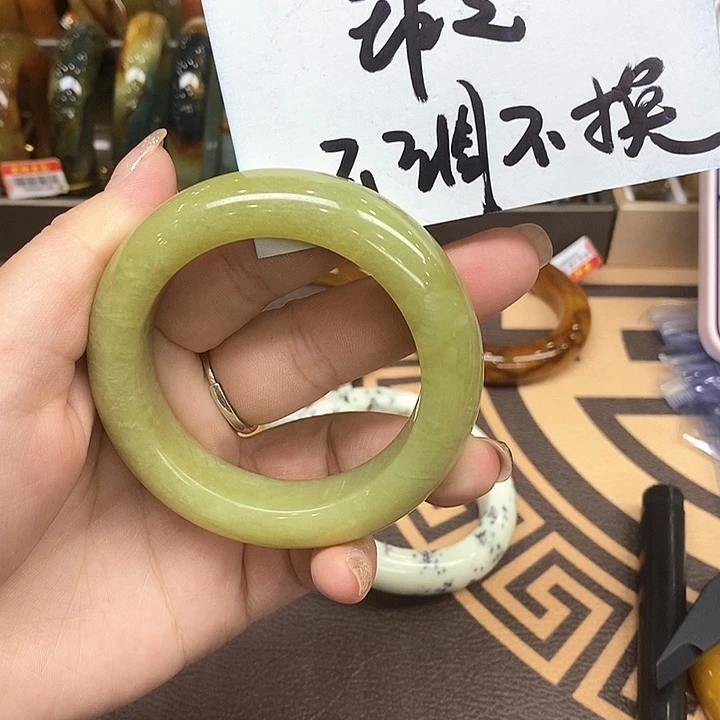 未镶嵌透闪石-蛇纹石玉手镯