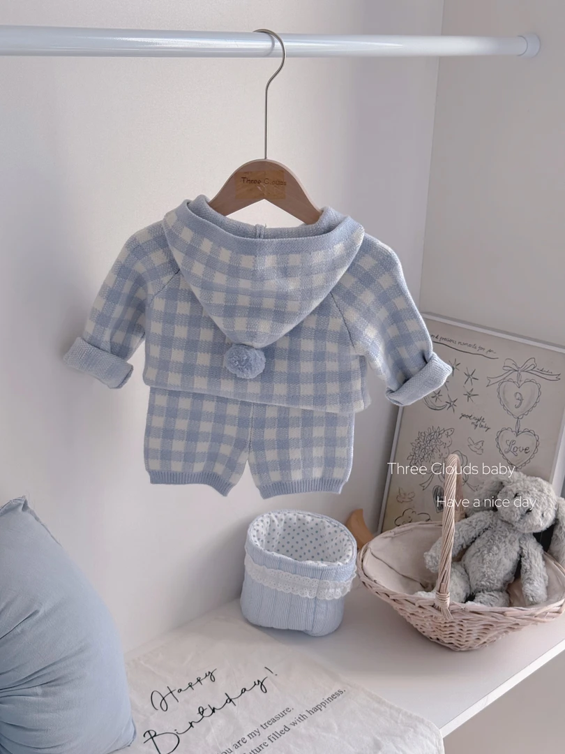 三小朵2642【云芙】婴幼儿女童宝宝秋款奶油风格子毛球外套短裤套装