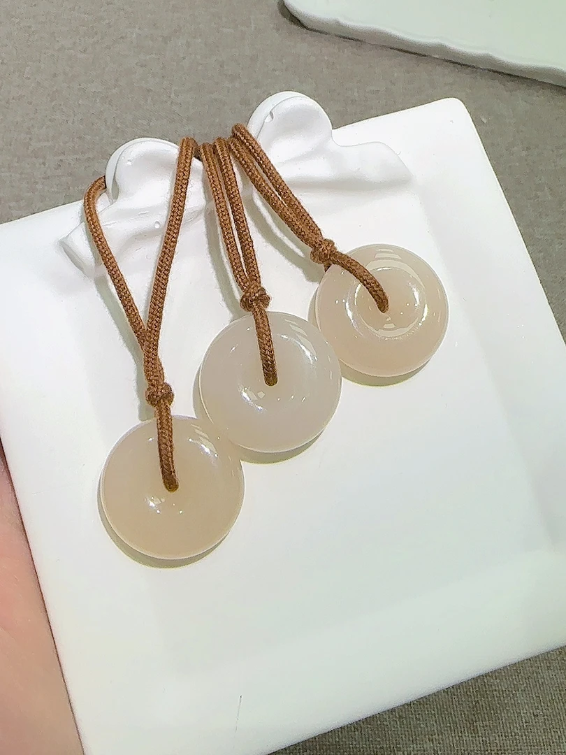 YY006天然和田玉藕粉平安扣吊坠多样性发其一