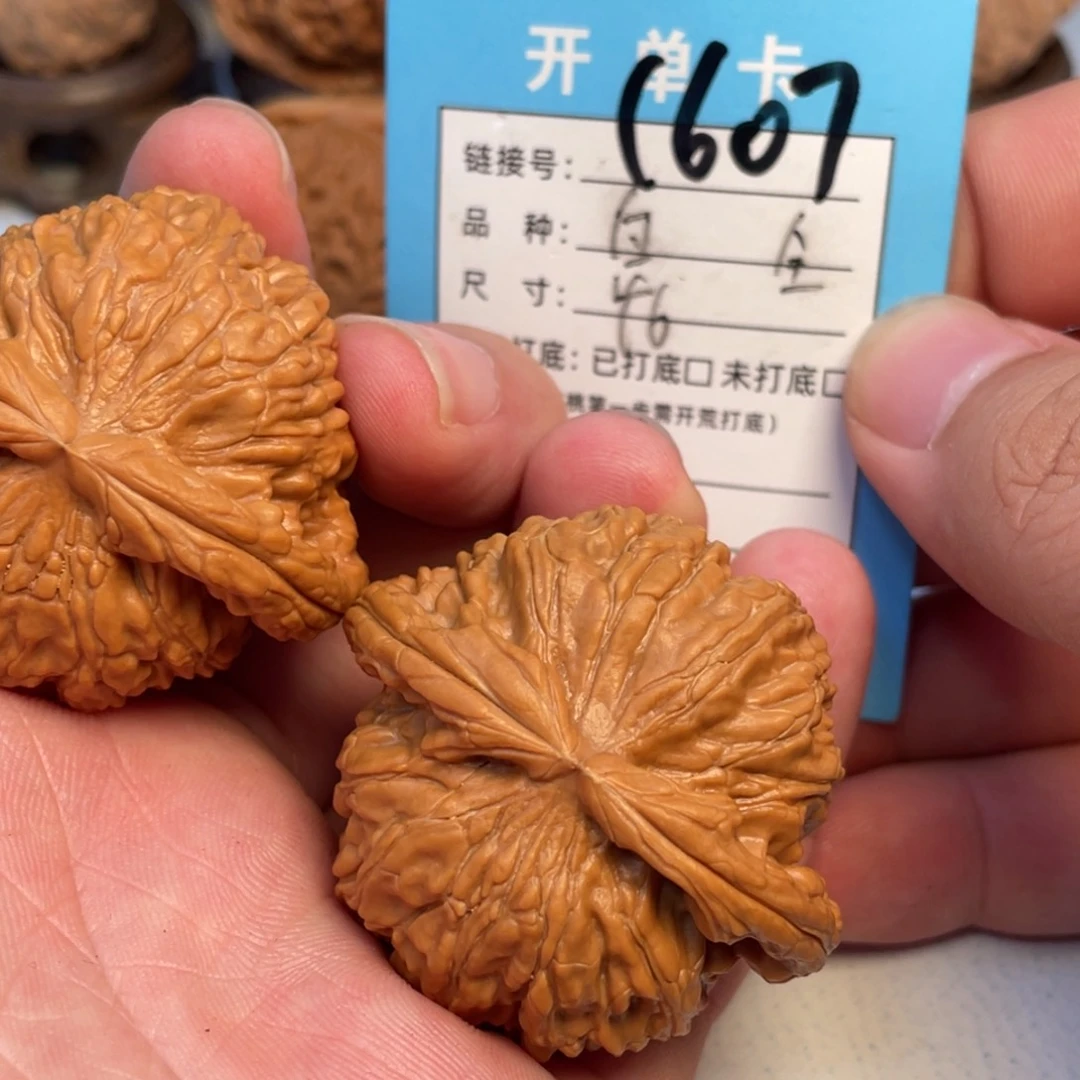 文玩核桃把件全品46尺小精对白狮子