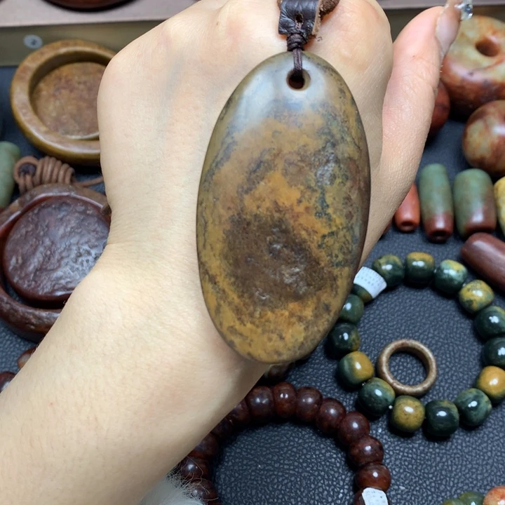 岫岩河磨玉（透闪石质玉）未镶嵌挂件河磨玉细老皮挂件