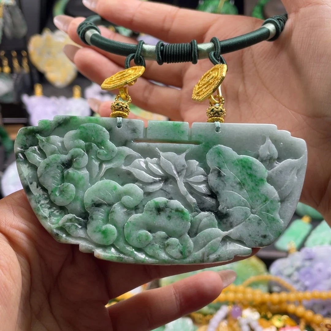 翡翠未镶嵌颈饰待编织