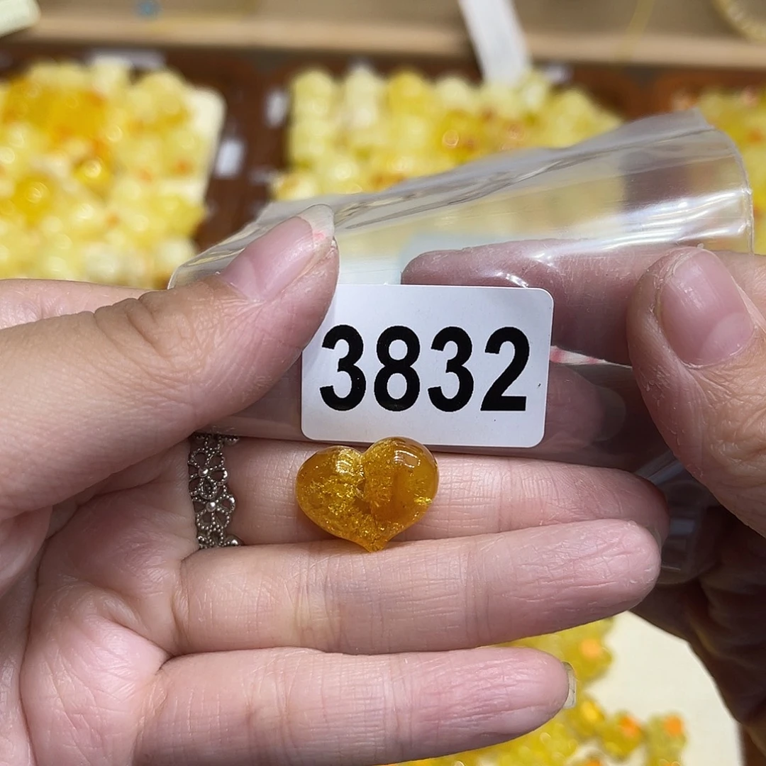 琥珀未镶嵌颈饰蜜蜡