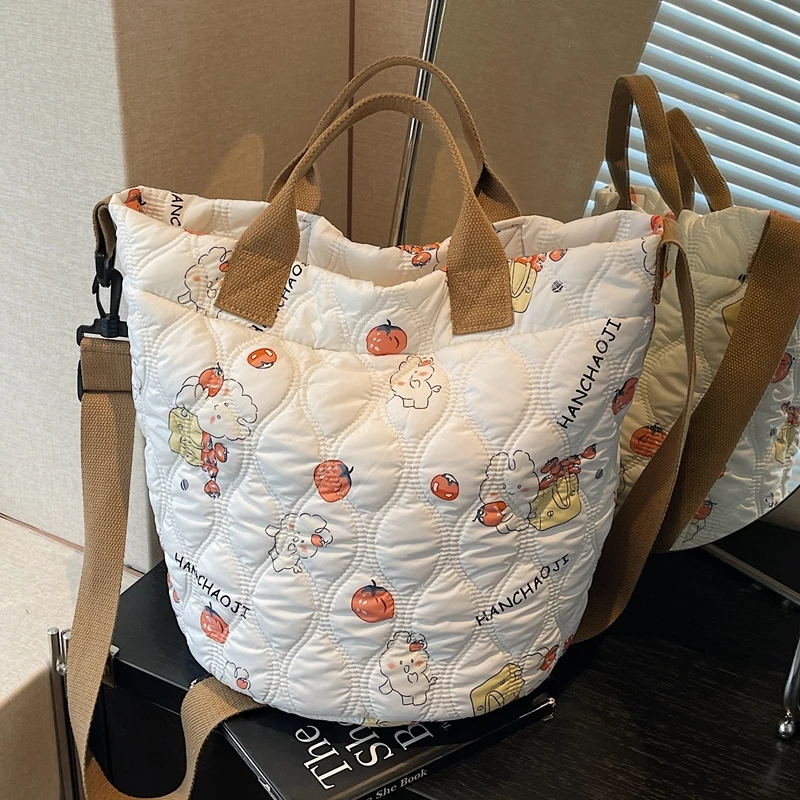 冬季新款卡通印花绗缝夹棉水桶包包女大容量手提托特包斜挎拉链包