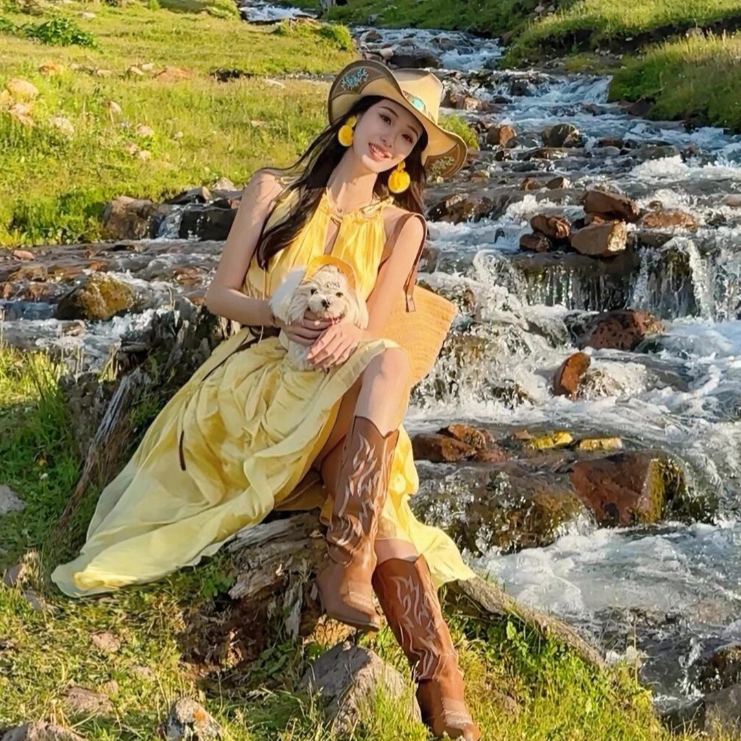 草原新疆旅游穿搭黄色挂脖吊带连衣裙子女装夏季海边度假2025新款