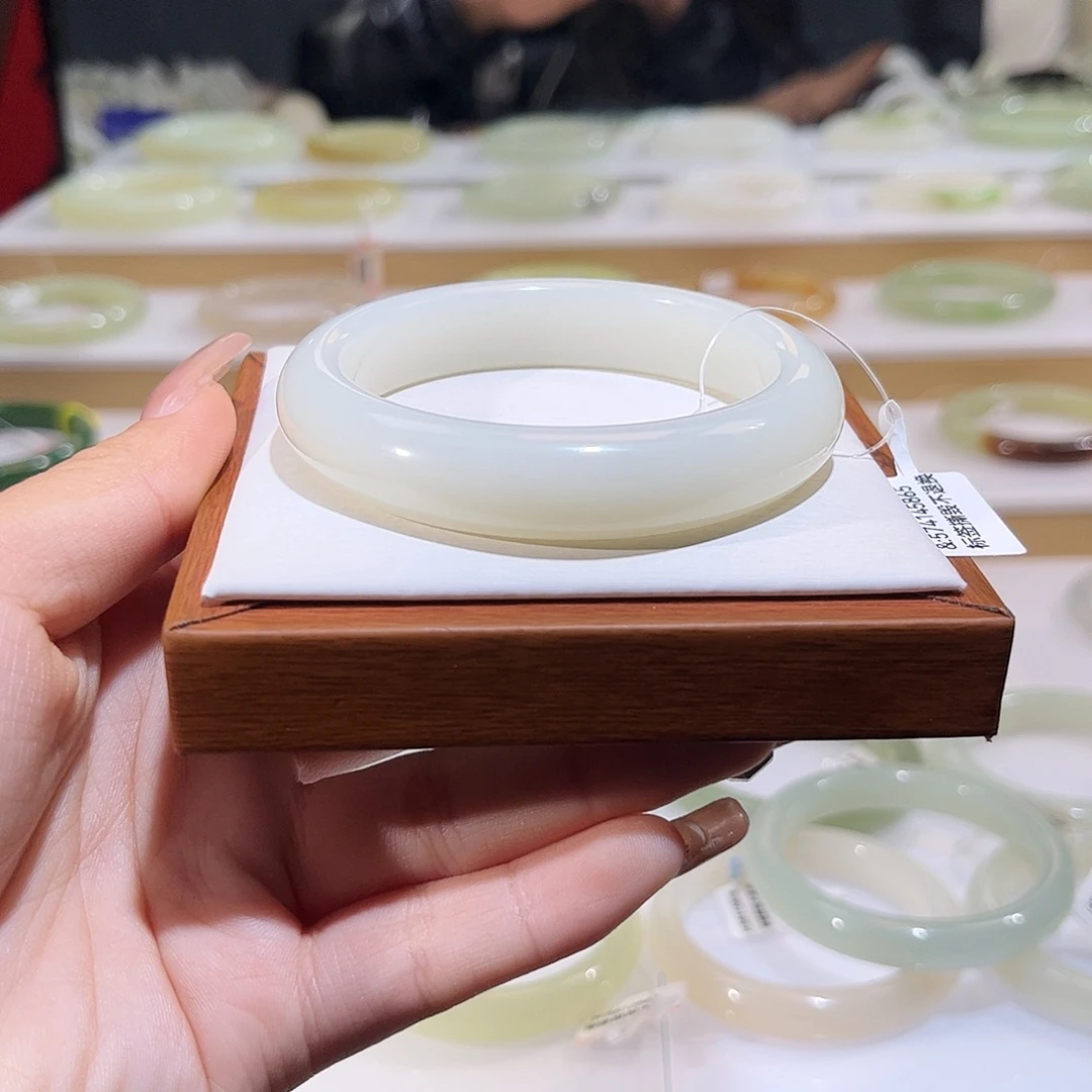 和田玉未镶嵌手镯且末白