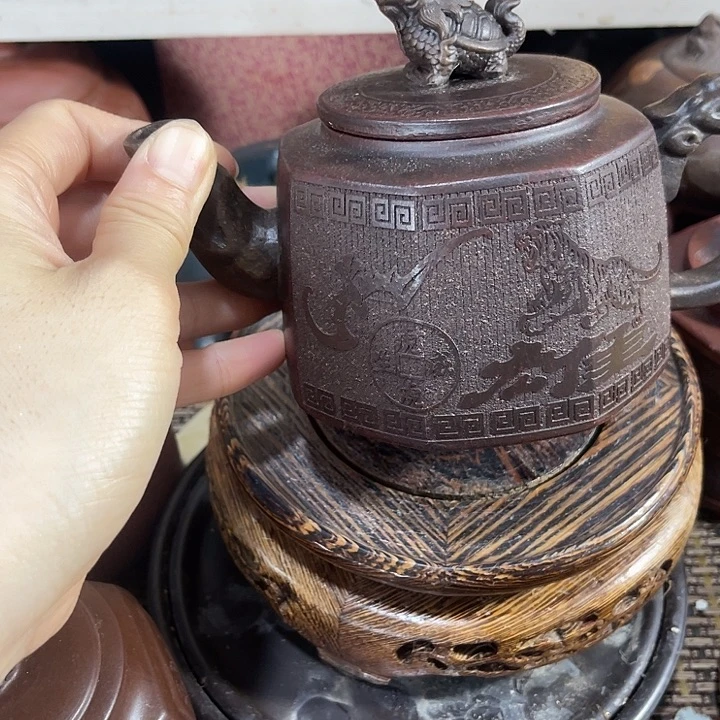 茶壶紫砂原矿泥料手工制作的一把紫砂壶。
