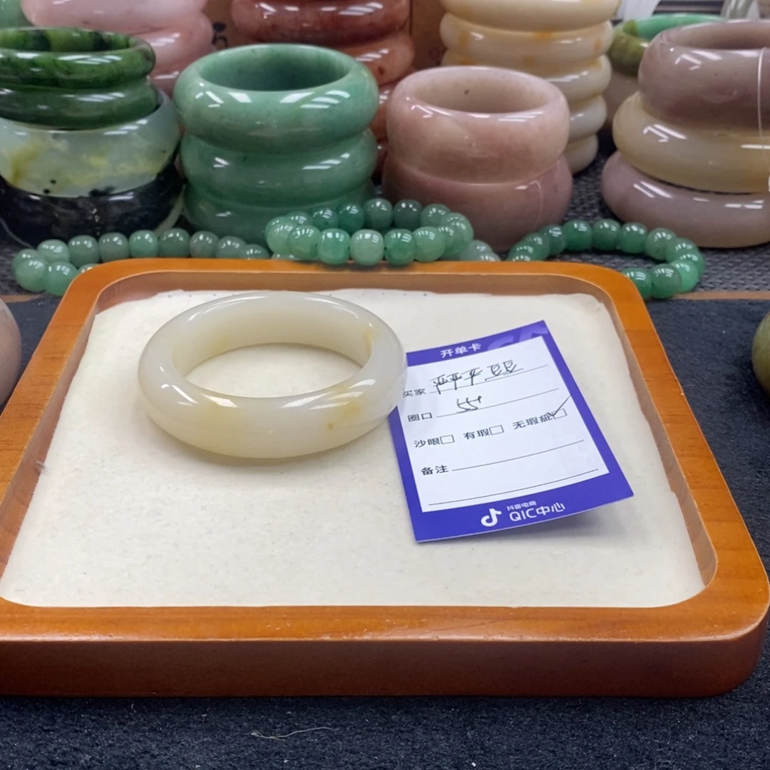 严*** 石英质玉未镶嵌手镯
