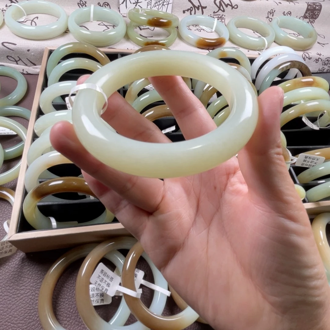 和田玉未镶嵌手镯