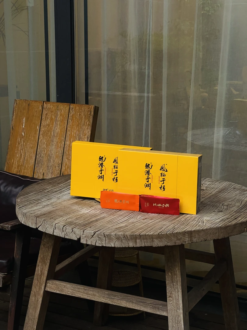 龙潜于渊《坑涧老丛水仙》，凤栖于梧《坑涧老树肉桂》。