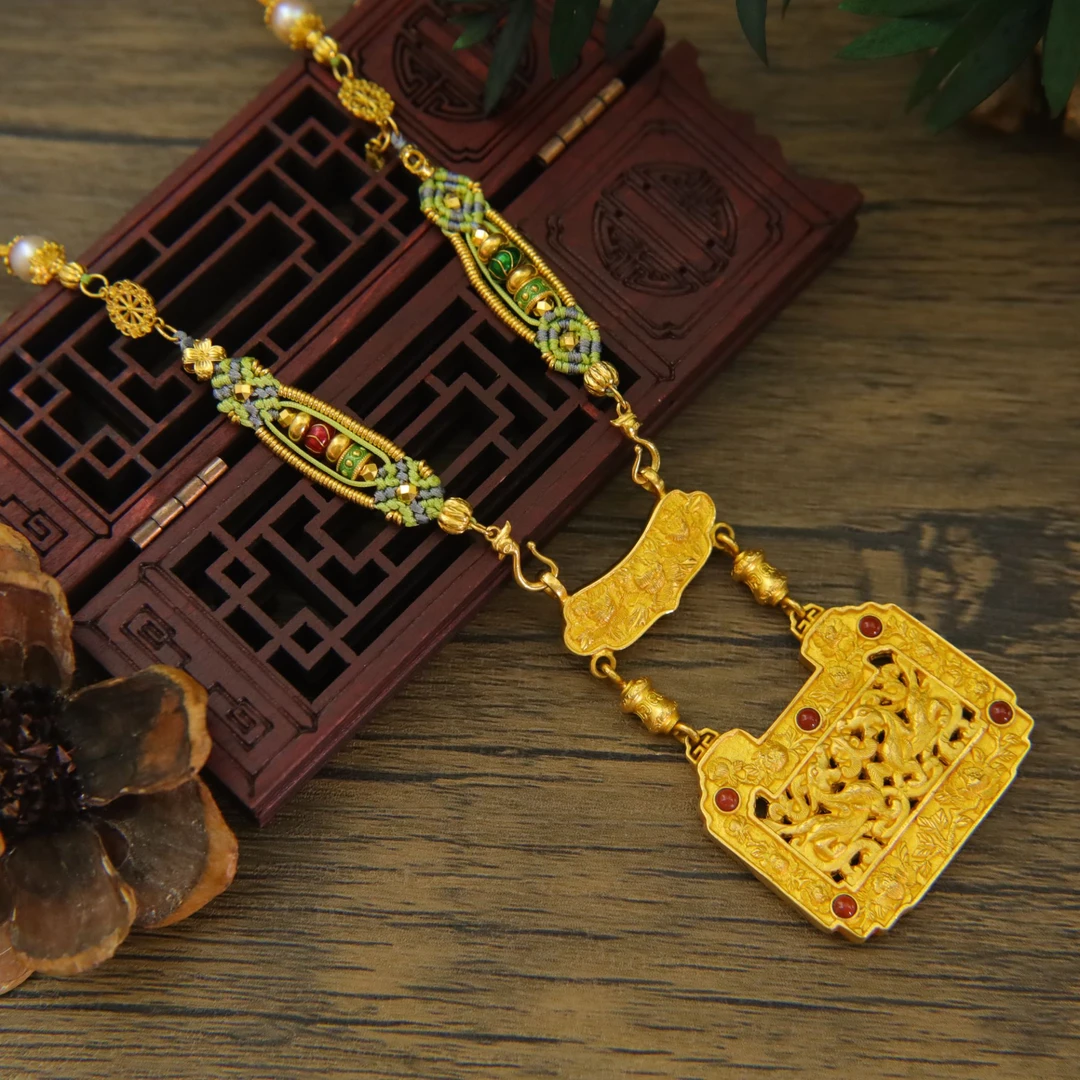 朝銮黄金【凤戏牡丹】古法金手工錾刻牡丹 绿 松南 红足金挂坠项链