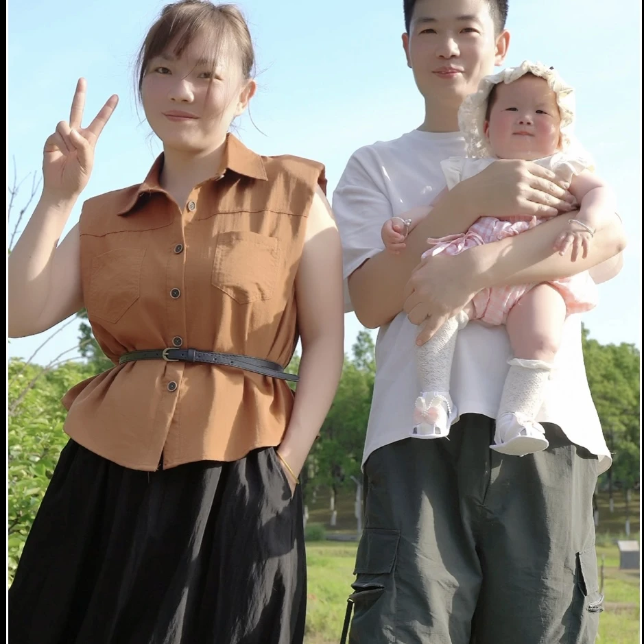 橘色无袖衬衫黑色半身裙套装