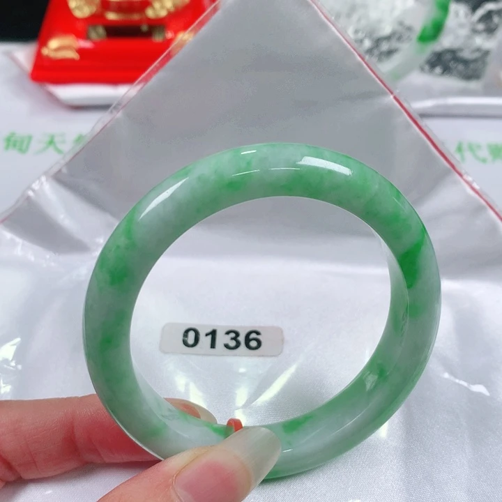 翡翠手镯未镶嵌   编号0136 正圈53+