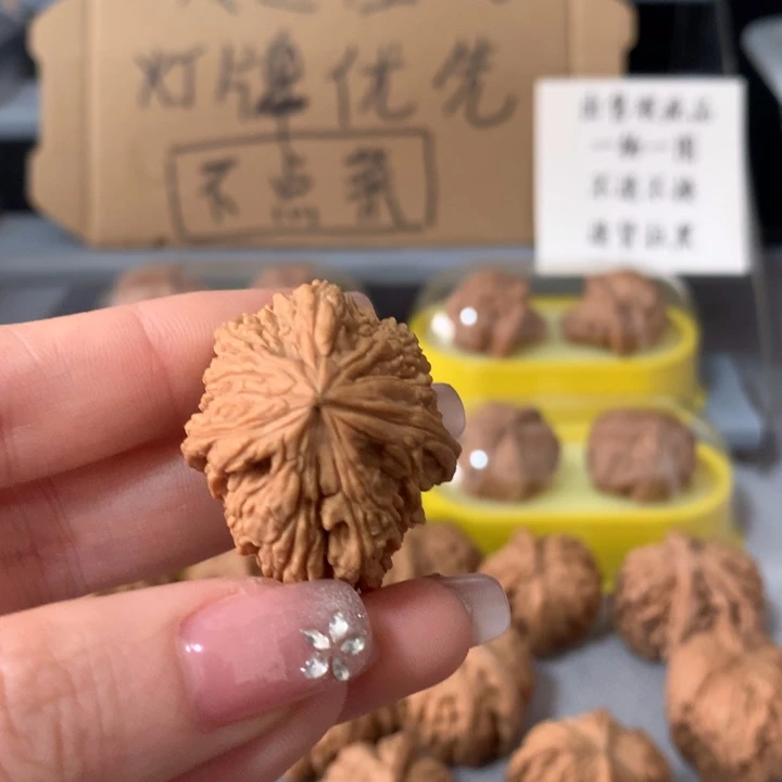 ও***地吊坠文玩核桃异形单只，有瑕疵