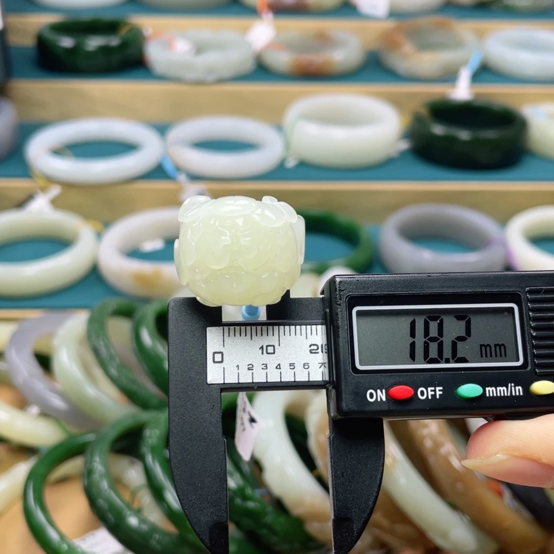 未镶嵌戒指和田玉