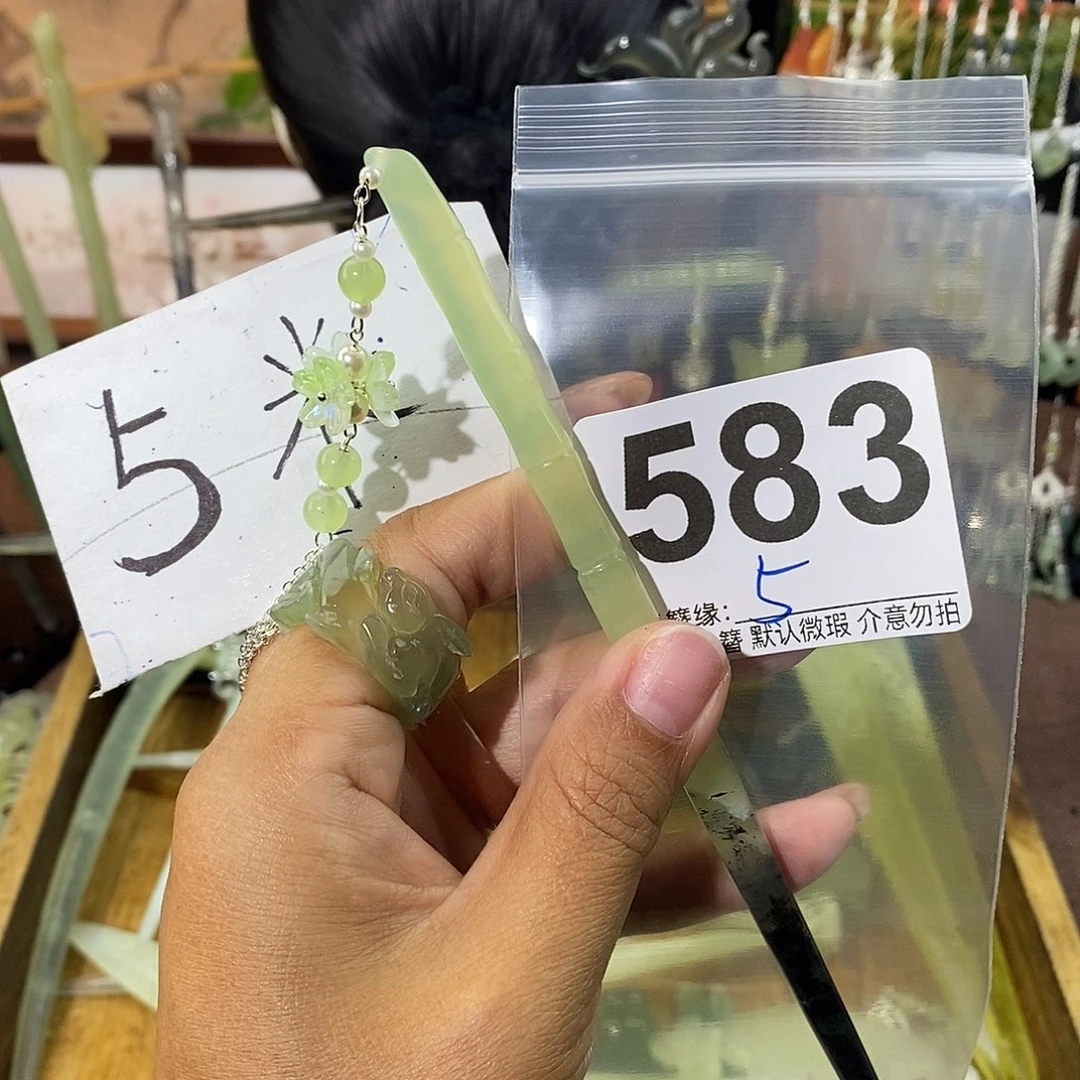 陈***。未镶嵌蛇纹石玉发饰