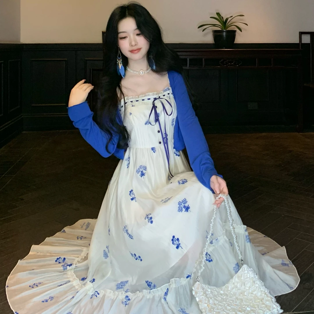 Blovelan瓷白蓝叙 蓝色绣花法式撞色吊带收腰a字大裙摆连衣裙