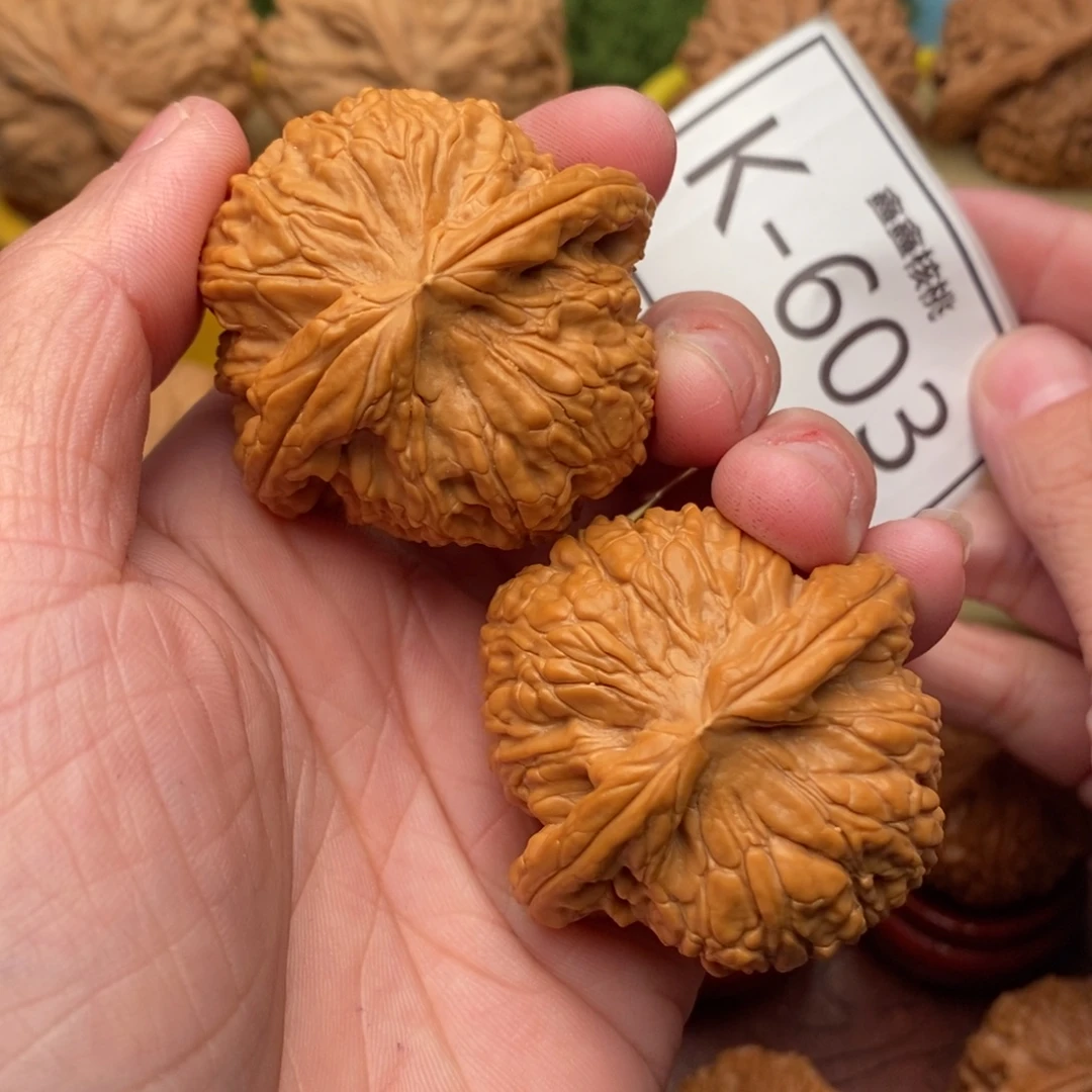 桃核把件闷白44…..