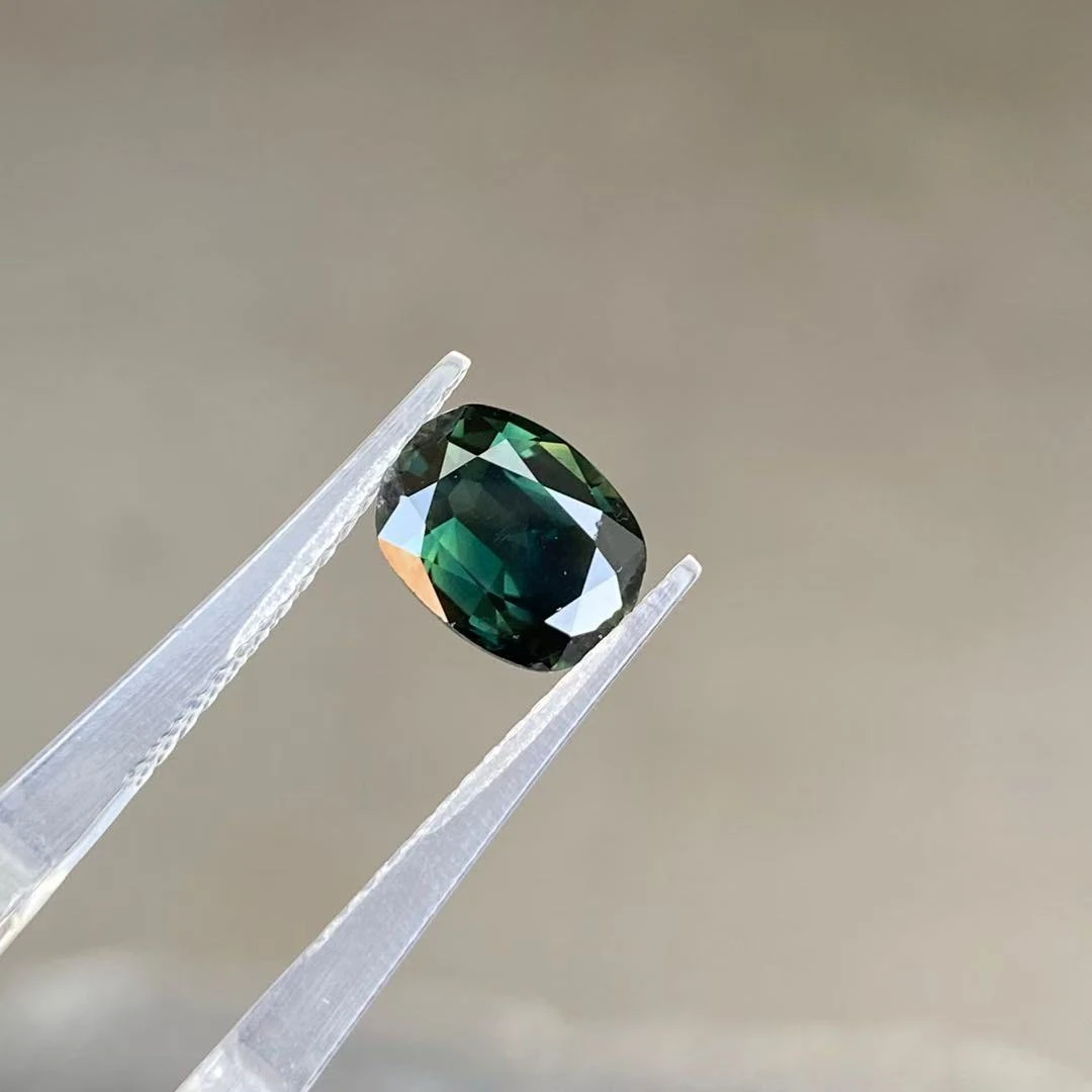 天然彩色蓝宝石  2.4克拉