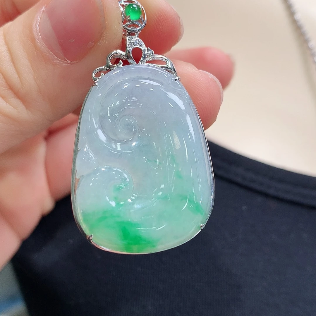 翡翠颈饰18K金镶嵌如意