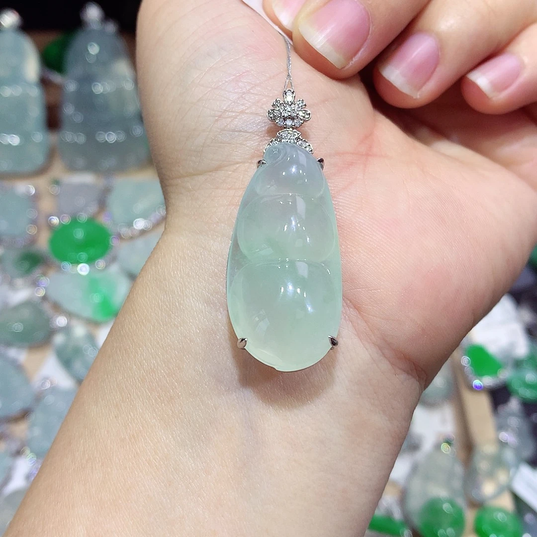 翡翠18K金镶嵌颈饰豆子