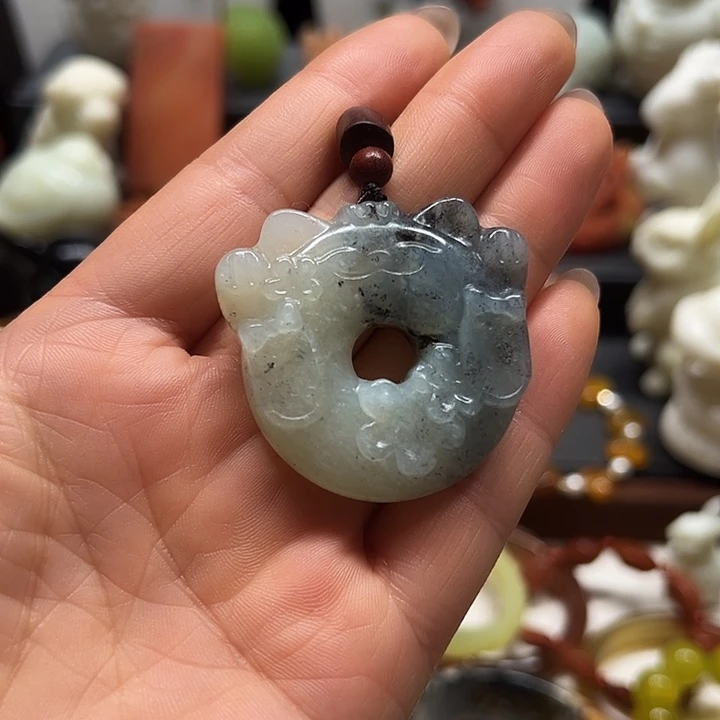 蛇纹石玉吊坠合金