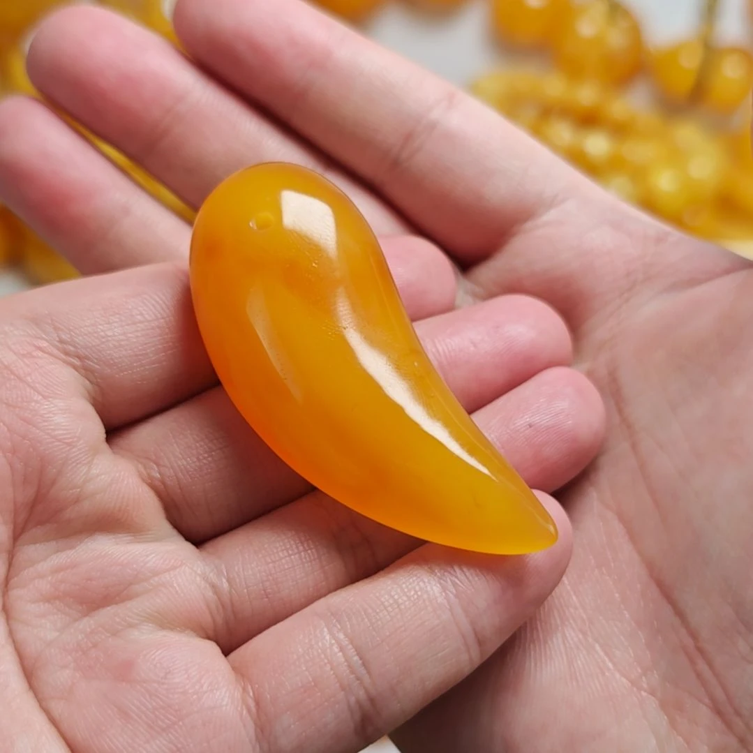 蜜蜡颈饰未镶嵌。