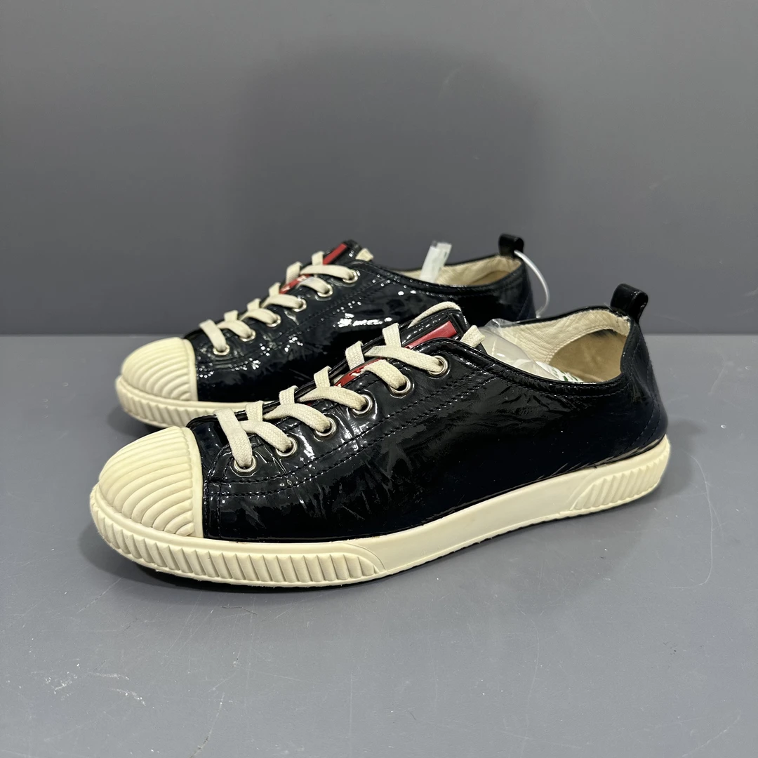 95新 Prada/普拉达 38.5码 prada漆皮低帮板鞋 休闲鞋总体不错250